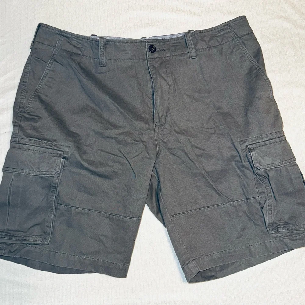 Tommy Hilfiger Gray Cargo Shorts with Relaxed Fit